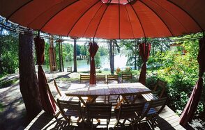 Маленький шатер-беседка с видом на озеро