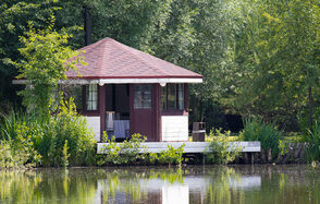 Большая беседка в парк-отеле Остров