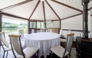 Большая беседка в парк-отеле Остров