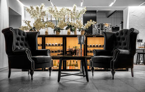 Kapital Bar. Банкетный зал в темных тонах