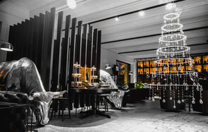 Kapital Bar. Банкетный зал в темных тонах