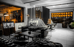 Kapital Bar. Банкетный зал в темных тонах