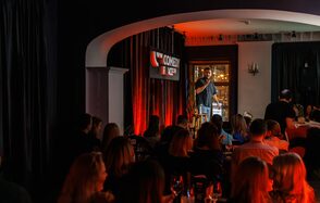 Дворец Олимпия. Банкетный зал с большими окнами в пол