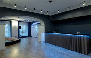 Дворец Олимпия. Банкетный зал с большими окнами в пол