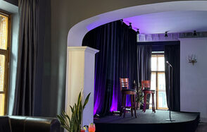 Дворец Олимпия. Банкетный зал с большими окнами в пол