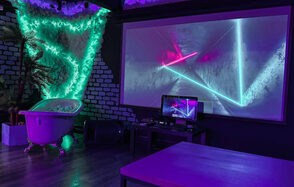 Тёмный неоновый лофт с проектором