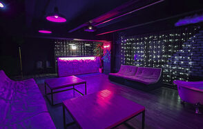 Тёмный неоновый лофт с проектором