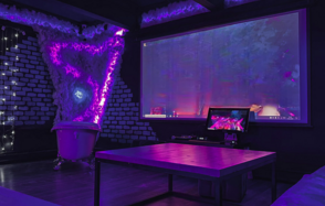 Тёмный неоновый лофт с проектором