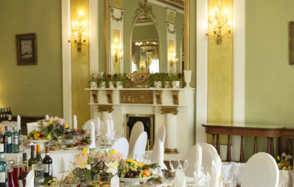 Банкетный зал со сводчатыми окнами