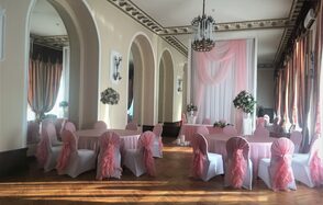 Банкетный зал с камином