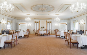 Президент-отель. Банкетный зал в светлых тонах