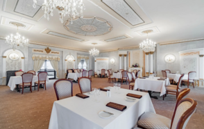 Президент-отель. Банкетный зал в светлых тонах