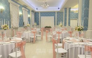 ПРАЗ-Д-НИК. Банкетный зал с круглыми столами