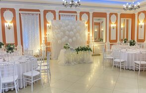 ПРАЗ-Д-НИК. Банкетный зал с яркими стенами