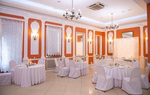 ПРАЗ-Д-НИК. Банкетный зал с яркими стенами