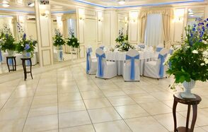 ПРАЗ-Д-НИК. Банкетный зал с зеркалами