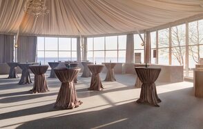 Majestic. Банкетный зал с загородном коттедже 