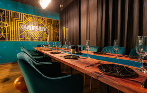 Gatsby. Стильный тематический лофт в черно-золотых цветах 