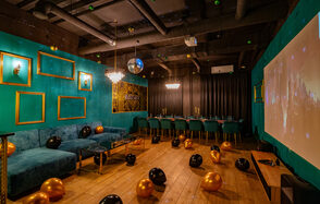 Gatsby. Стильный тематический лофт в черно-золотых цветах 