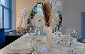 Happy. Светлый лофт с уютной фотозоной, неоном и караоке