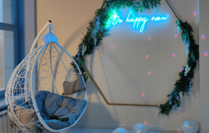 Happy. Светлый лофт с уютной фотозоной, неоном и караоке