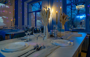 Happy. Светлый лофт с уютной фотозоной, неоном и караоке