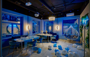 Happy. Светлый лофт с уютной фотозоной, неоном и караоке