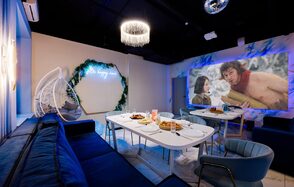 Happy. Светлый лофт с уютной фотозоной, неоном и караоке