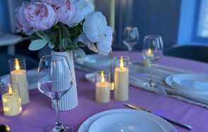 Happy. Светлый лофт с уютной фотозоной, неоном и караоке