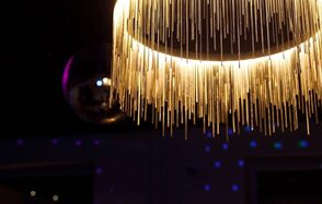 Happy. Светлый лофт с уютной фотозоной, неоном и караоке