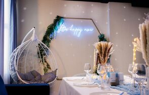 Хэппи. Светлый лофт с уютной фотозоной, неоном и караоке