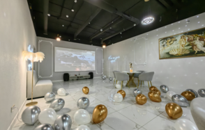 Classic. Элегантный лофт в классическом стиле с диско‑шаром 