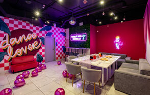 Dance. Современный лофт с фотозоной, караоке и диско-шаром