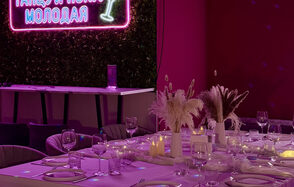 Dance. Современный лофт с фотозоной, караоке и диско-шаром