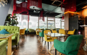 Высота 57 Lounge. Банкетный зал с яркой мебелью