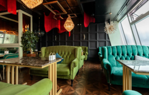 Высота 57 Lounge. Банкетный зал с яркой мебелью