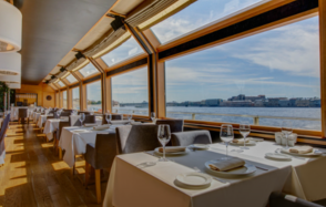 Волга-Волга. Банкетный зал на теплоходе