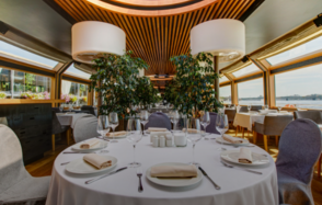 Волга-Волга. Банкетный зал на теплоходе