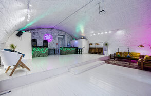 Лофт из белого кирпича в центре