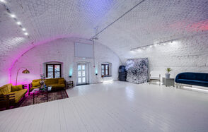 Лофт из белого кирпича в центре