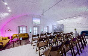 Лофт из белого кирпича в центре