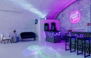 Лофт из белого кирпича в центре