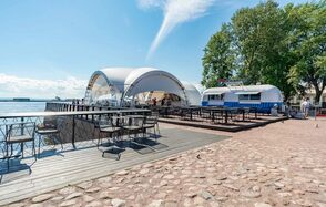 Шатер в Кронштадте с видом на Финский залив