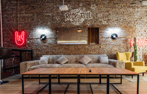 Рокстар. Брутальный лофт с рок атрибутикой