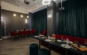 Rubin Loft (Рубин Лофт). Лофт Вегас. Пространство для мероприятий с серыми стенами и высоким потолком. Красные стулья и диваны вокруг темных деревянных столов с тапас и напитками. Подвесные и настенные светильники, тёмно-зелёные шторы, деревянный пол, зеркальный шар под потолком.