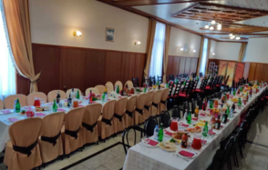 Поминальная трапеза. Небольшой банкетный зал