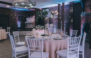 Кирочный двор. Кирпичный банкетный зал с камином