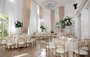 Villa Park. Банкетный зал с высокими потолками