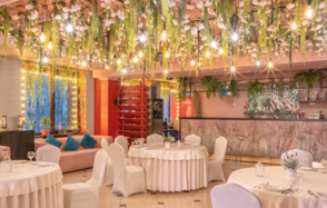 Наш. Яркий банкетный зал