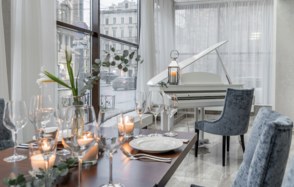 Kostas. Светлый банкетный зал с панорамными окнами